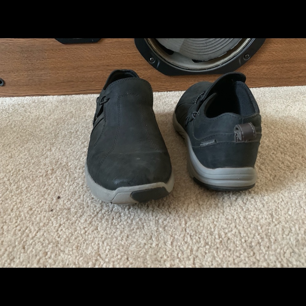 Black slip-on wave walks, Clark’s